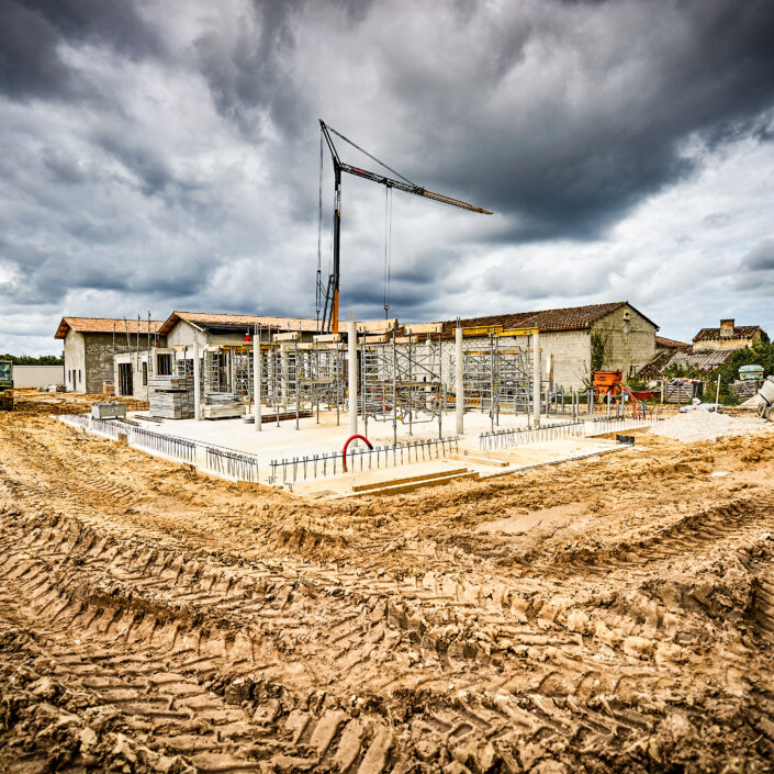 Stavba usedlosti Château ESCOT je v plném proudu